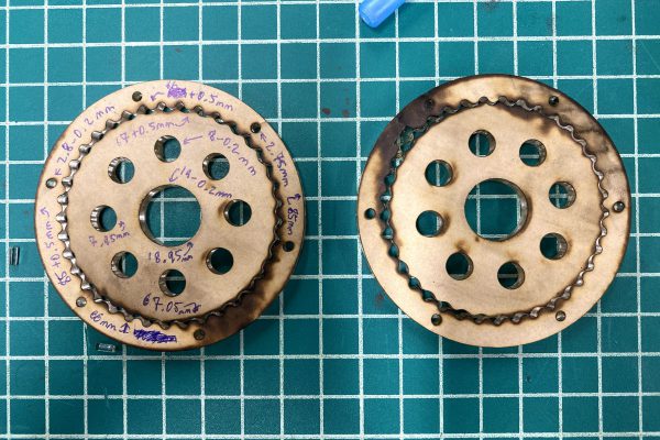 Outwards facing geometry requires an offset of +0.5mm for accuracy. Interior facing geometry requires an offset of -0.2mm to achieve dimensional accuracy.